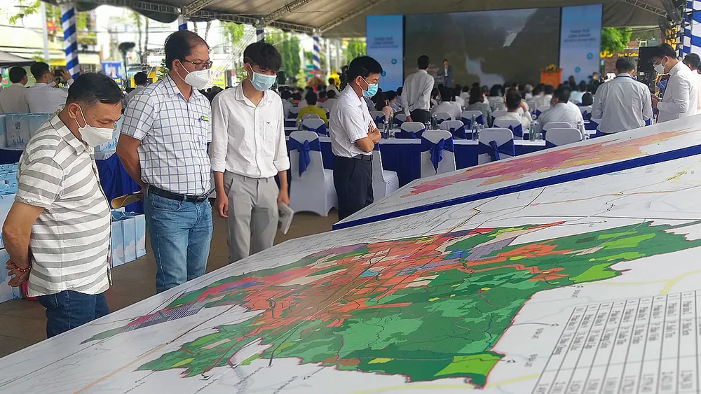 Người dân tìm hiểu quy hoạch TP Long Khánh