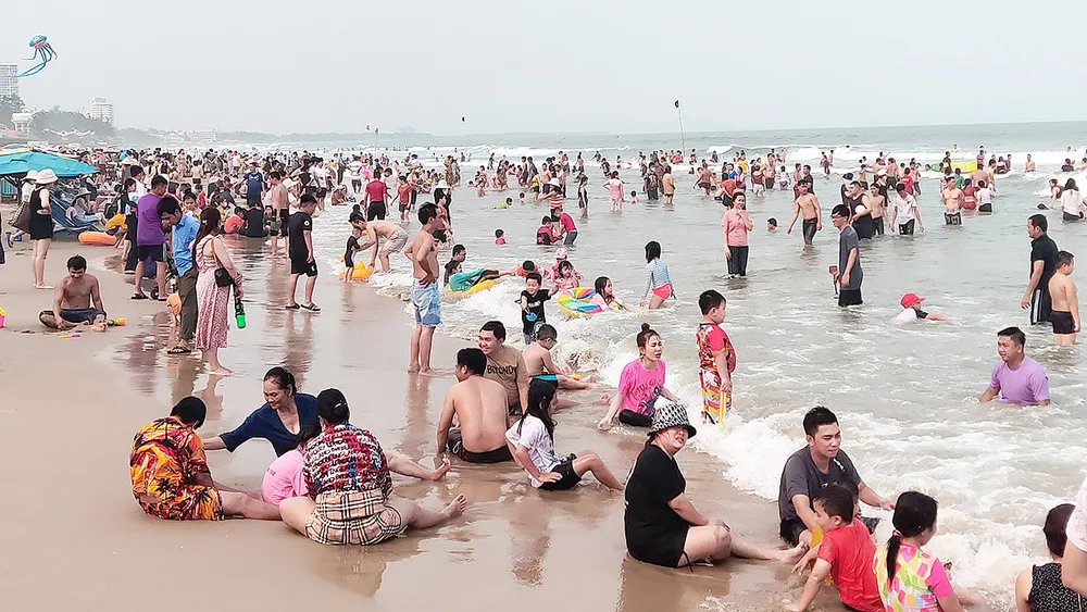 Du khách tắm biển Vũng Tàu đông trở lại