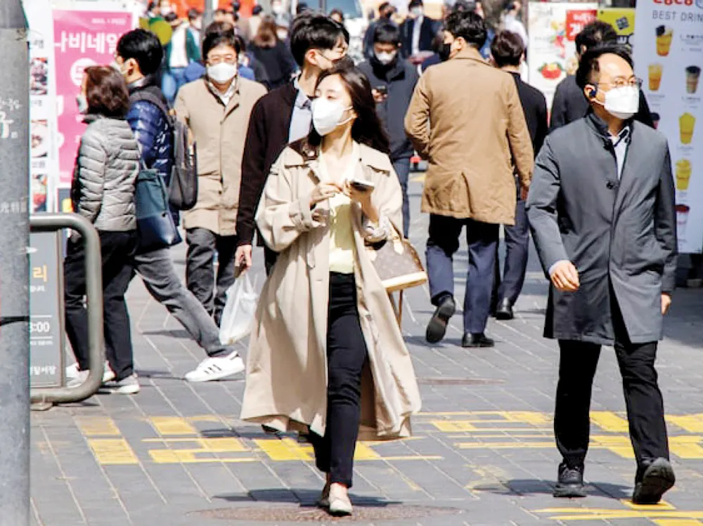 Người dân Hàn Quốc đeo khẩu trang khi lưu thông trên đường để phòng chống dịch Covid-19 dù không còn bắt buộc
