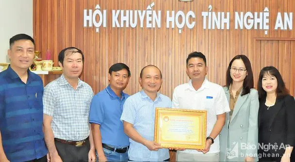 Hội Khuyến học tỉnh Nghệ An tiếp nhận máy tính và 150 triệu đồng học bổng ảnh 3