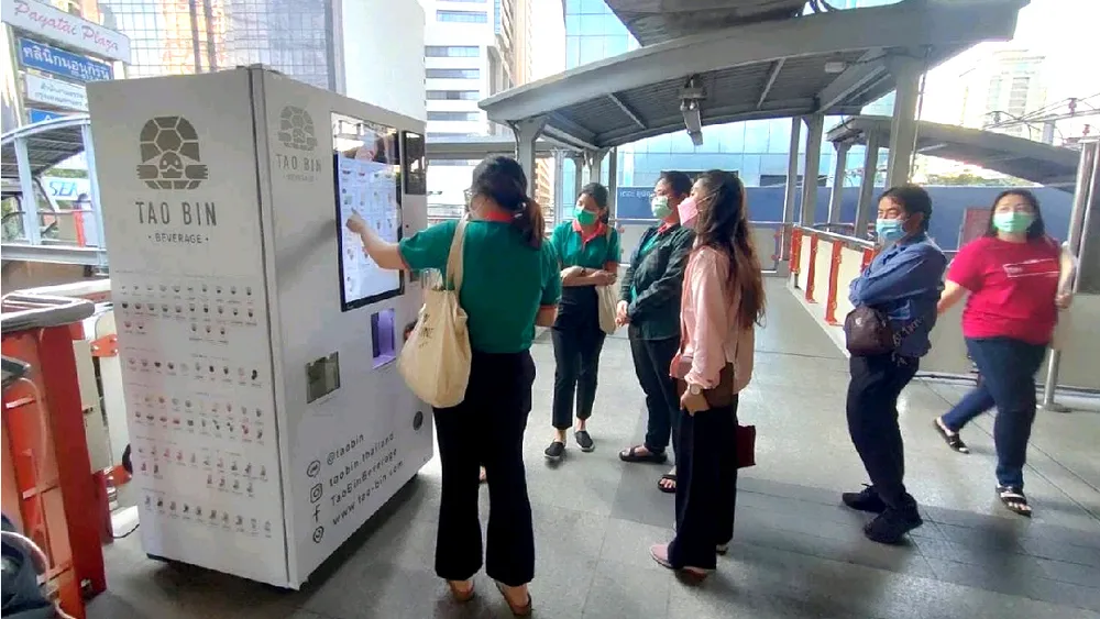 Khách hàng sử dụng máy bán hàng thông minh Tao Bin. Ảnh: Bangkok Post