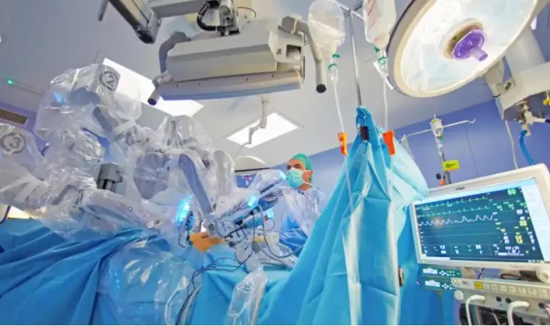 Một ca phẫu thuật có robot hỗ trợ ở Anh