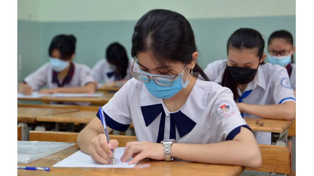 Thí sinh tại điểm thi Trường THCS Colette (quận 3). Ảnh: CAO THĂNG