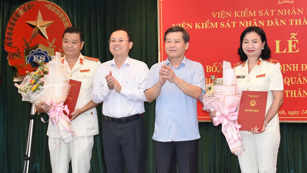 Viện trưởng Viện KSND Tối cao Lê Minh Trí và Phó Bí thư Thành ủy TPHCM Nguyễn Văn Hiếu trao quyết định điều động, bổ nhiệm 2 Phó Viện trưởng VKSND TPHCM