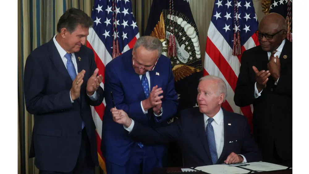 Quang cảnh lễ ký Đạo luật giảm lạm phát