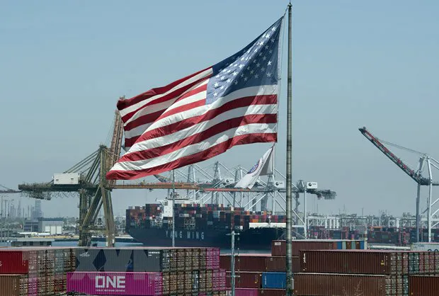 Cảng hàng hóa ở Long Beach, bang California, Mỹ. Ảnh: TTXVN