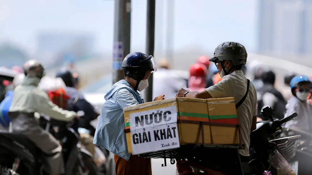 Hàng rong lấn không gian đi bộ góc đường Tôn Đức Thắng - Nguyễn Huệ (quận 1, TPHCM). Ảnh: DŨNG PHƯƠNG