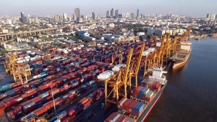 Container hàng hóa trước khi xuất khẩu đi các nước tại cảng Bangkok vào tháng 7-2022. Ảnh: BANGKOK POST