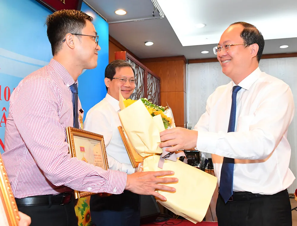 Phó Bí thư Thành ủy TPHCM Nguyễn Hồ Hải tặng kỷ niệm chương “Vì sự nghiệp dân vận”. Ảnh: VIỆT DŨNG