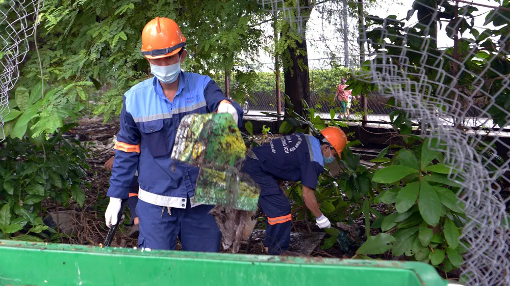 Dọn vệ sinh tại cù lao Nguyễn Kiệu, quận 4, TPHCM