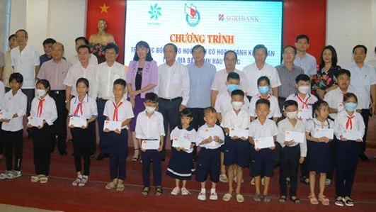 Chương trình trao 100 suất học bổng cho học sinh có hoàn cảnh khó khăn tại tỉnh Hậu Giang