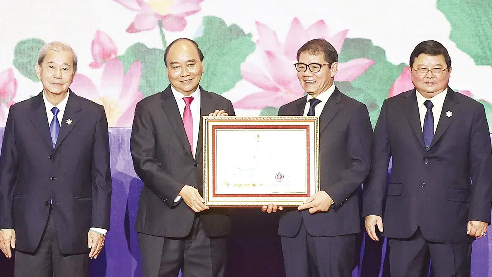 Chủ tịch nước Nguyễn Xuân Phúc trao Huân chương Lao động hạng nhất tặng Thaco. Ảnh: TTXVN