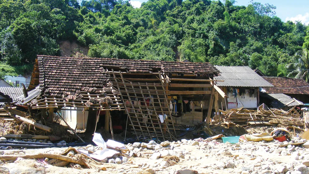 Sạt lở, ngập lụt từ rừng xuống biển - Bài 1: Đi qua miền sạt lở, lũ quét ảnh 1