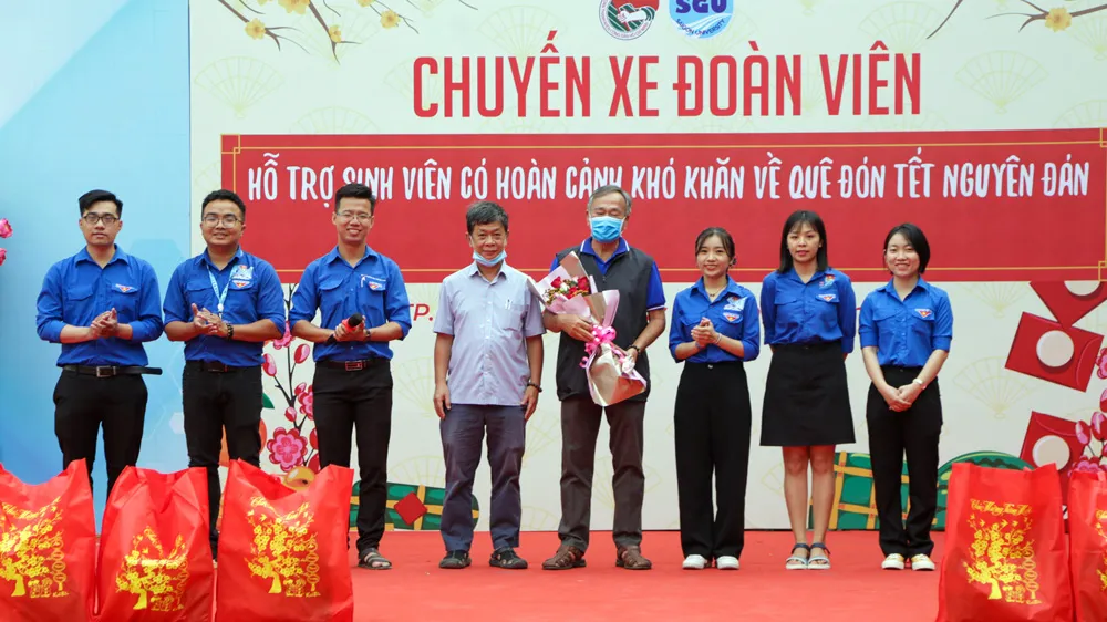Trường ĐH Sài Gòn sẽ tiếp tục tổ chức chương trình “Chuyến xe đoàn viên” để đưa sinh viên về quê đón tết
