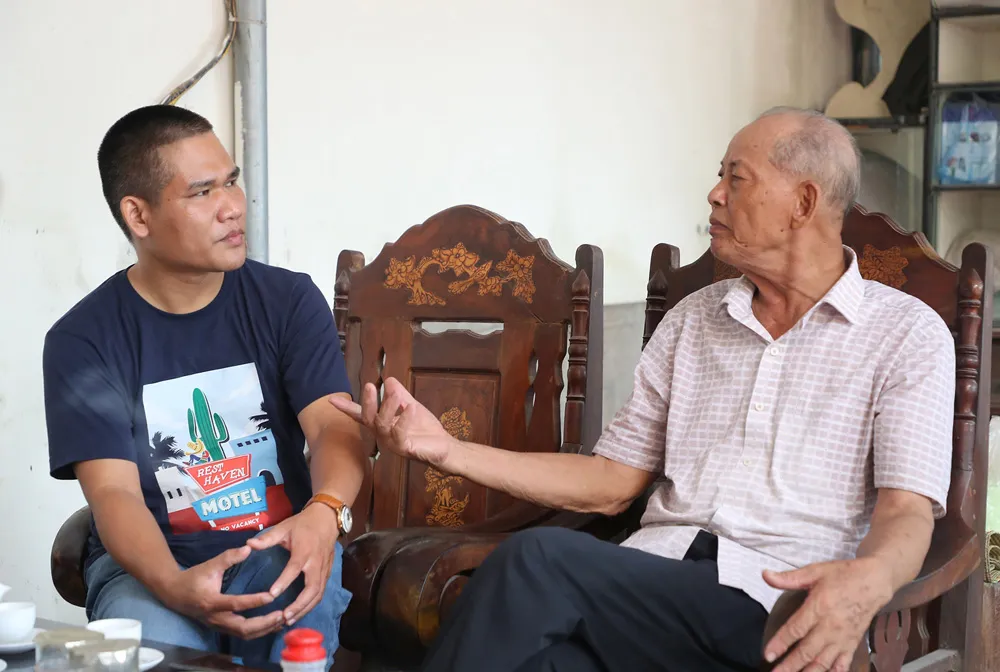 Anh hùng Lực lượng vũ trang nhân dân Lê Xuân Sênh kể lại những trận đánh lịch sử năm xưa của đặc công hải quân cho phóng viên Báo SGGP. Ảnh: QUANG PHÚC Anh hùng Lực lượng vũ trang nhân dân Lê Xuân Sênh kể lại những trận đánh lịch sử năm xưa của đặc công hải quân cho phóng viên Báo SGGP. Ảnh: QUANG PHÚC