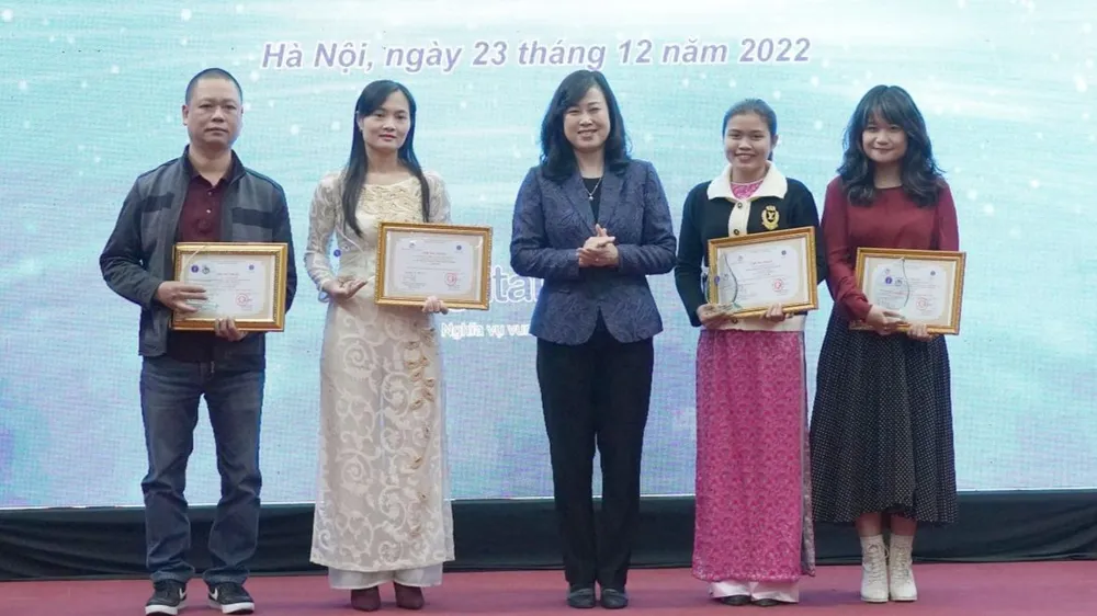 Bộ trưởng Bộ Y tế Đào Hồng Lan trao giải cho đại diện các cơ quan báo chí đạt giải Nhất ở các thể loại báo in, báo điện tử, báo hình, báo nói