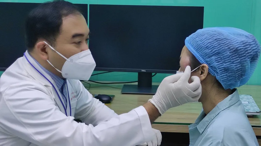 Bác sĩ Bệnh viện Da liễu TPHCM thăm khám cho bệnh nhân bị biến chứng do dùng mỹ phẩm kém chất lượng