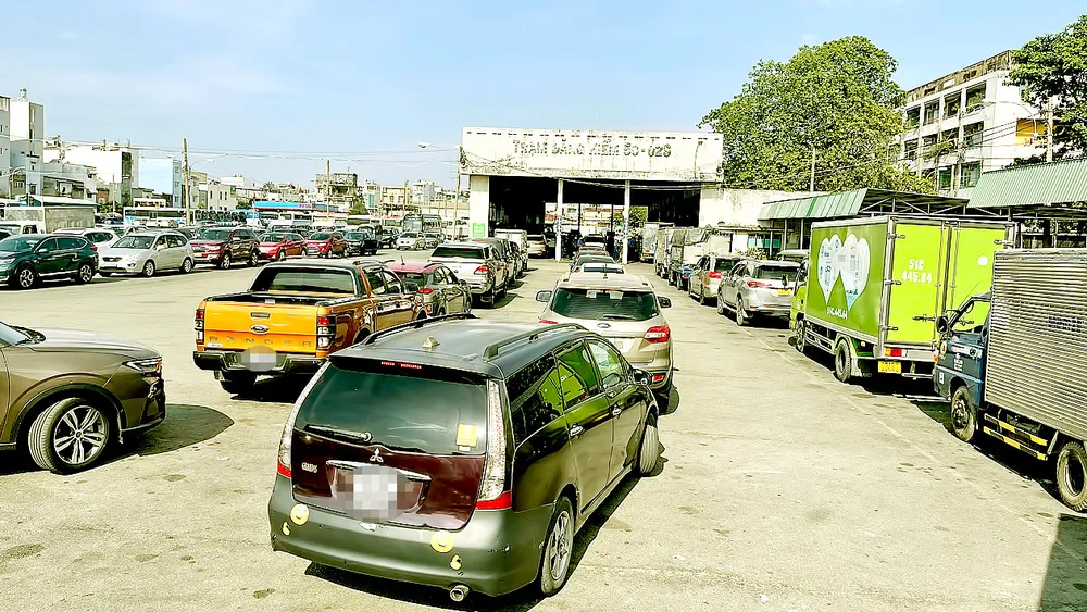 Ô tô xếp hàng dài tại Trung tâm đăng kiểm xe cơ giới 5002S 