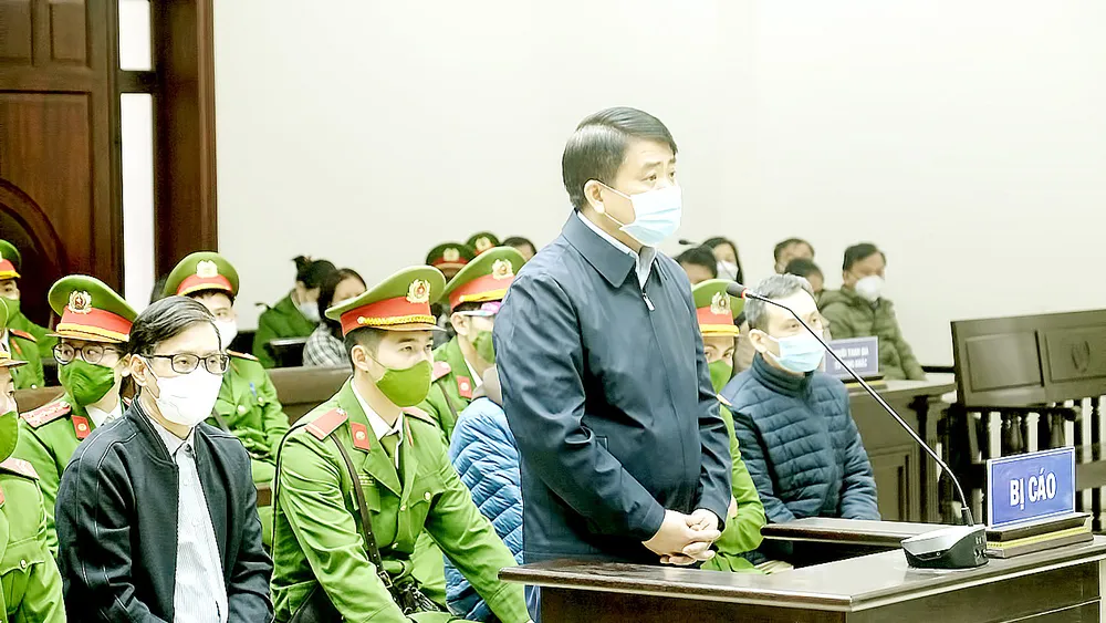 Cựu Chủ tịch UBND TP Hà Nội Nguyễn Đức Chung hầu tòa trong vụ án tạo điều kiện cho Nhật Cường trúng gói thầu số hóa tại Hà Nội. Ảnh: ĐỖ TRUNG