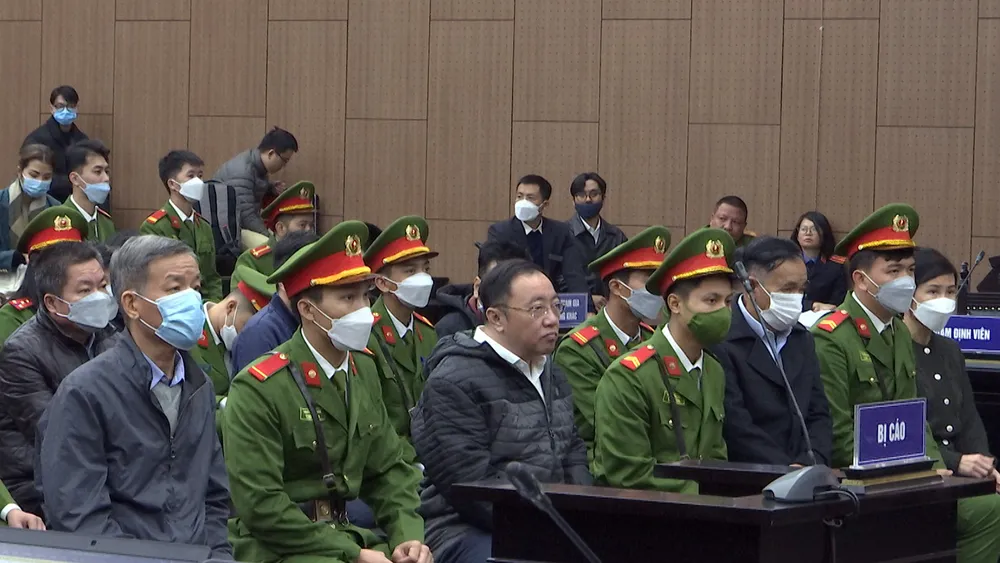 Bị cáo Trần Đình Thành, cựu Bí thư Tỉnh ủy tỉnh Đồng Nai (bìa trái) hầu tòa trong vụ án gian lận đấu thầu xảy ra tại Bệnh viện Đa khoa Đồng Nai liên quan Công ty AIC. Ảnh: ĐỖ TRUNG