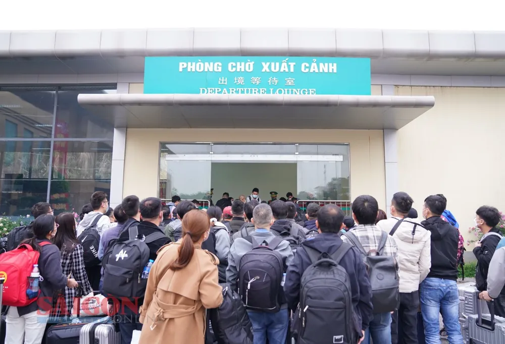 Hàng trăm người Trung Quốc tập trung để chờ làm thủ tục xuất cảnh. Ảnh: ĐỖ TRUNG