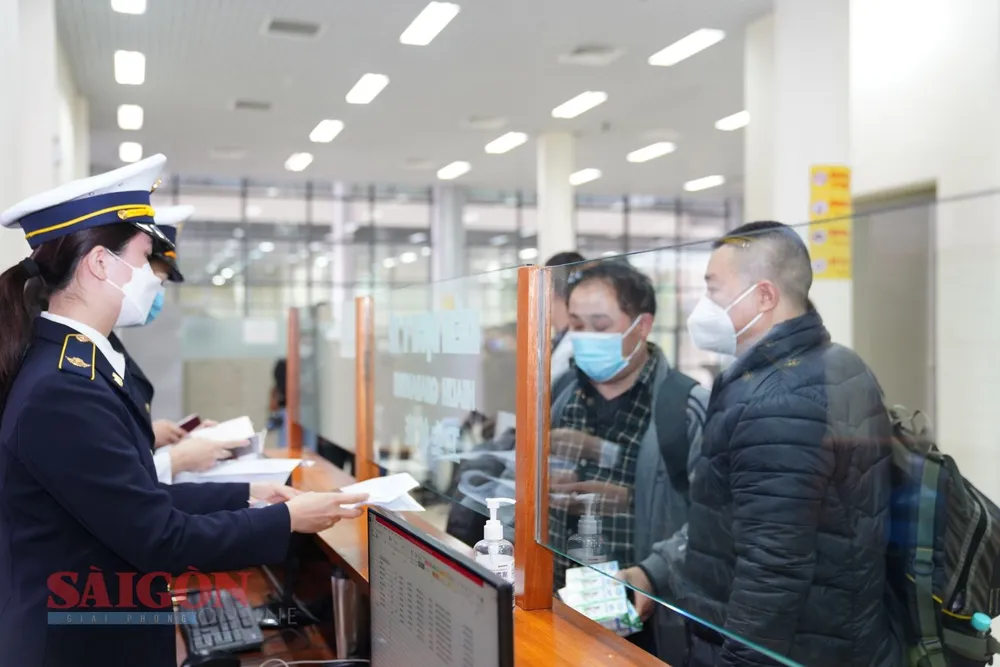 Kiểm tra giấy chứng nhận âm tính với Covid-19 đối với người Trung Quốc trước khi xuất cảnh. Ảnh: ĐỖ TRUNG