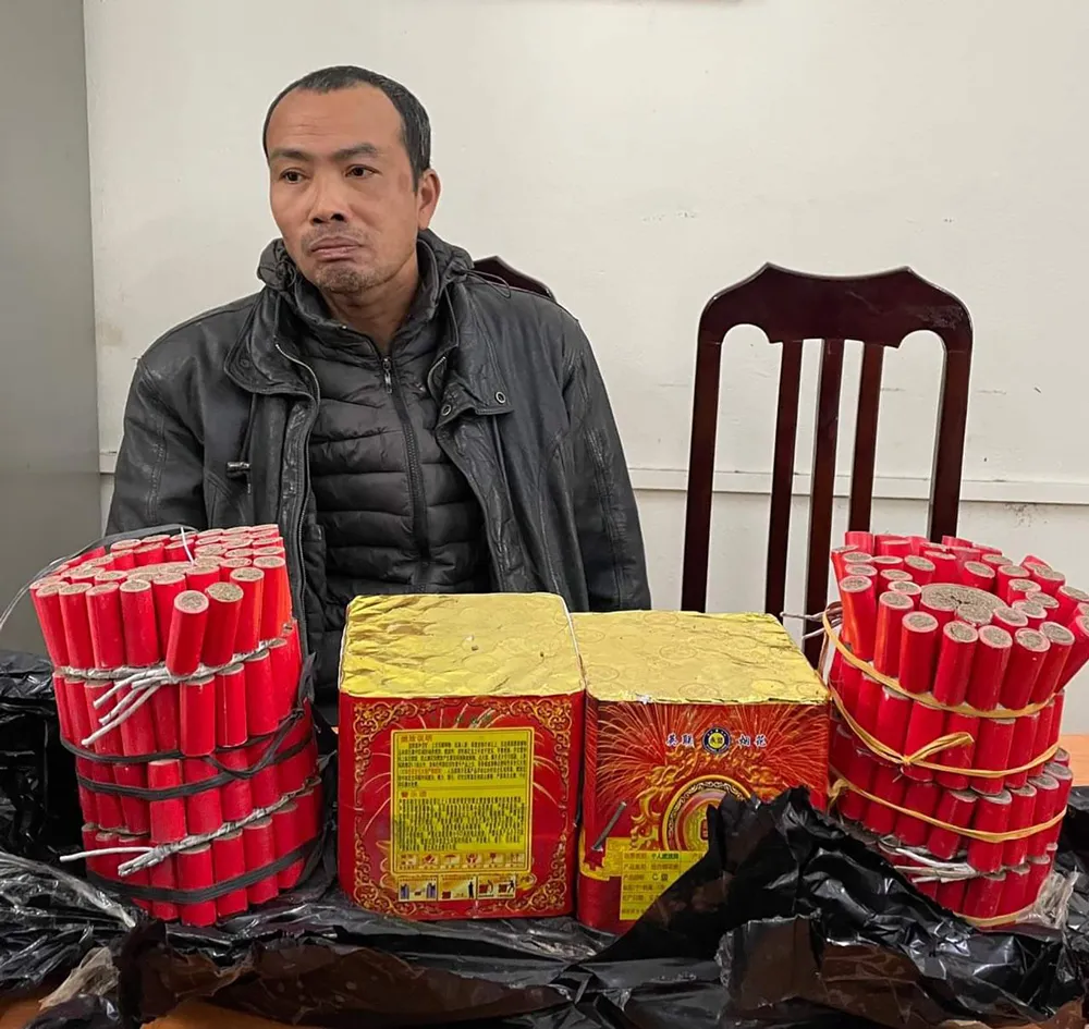 Công an huyện Thường Tín (TP Hà Nội) bắt giữ đối tượng Hà Văn Thắng về hành vi tàng trữ pháo nổ