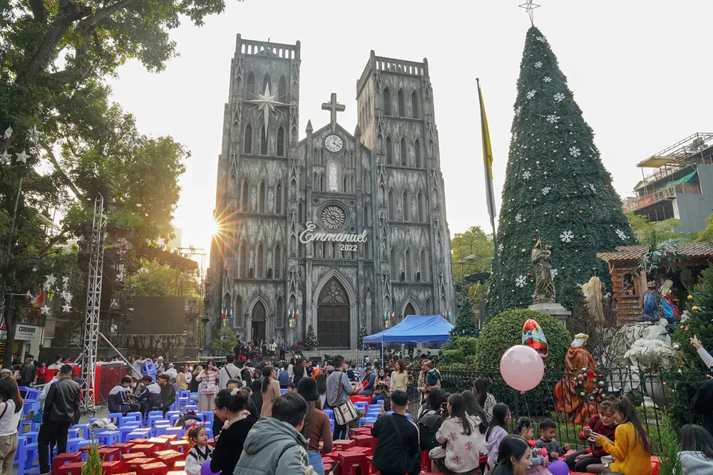 Các hoạt động tôn giáo đông người tại Hà Nội được chính quyền sở tại tạo điều kiện, không cấm đoán. Ảnh: ĐỖ TRUNG