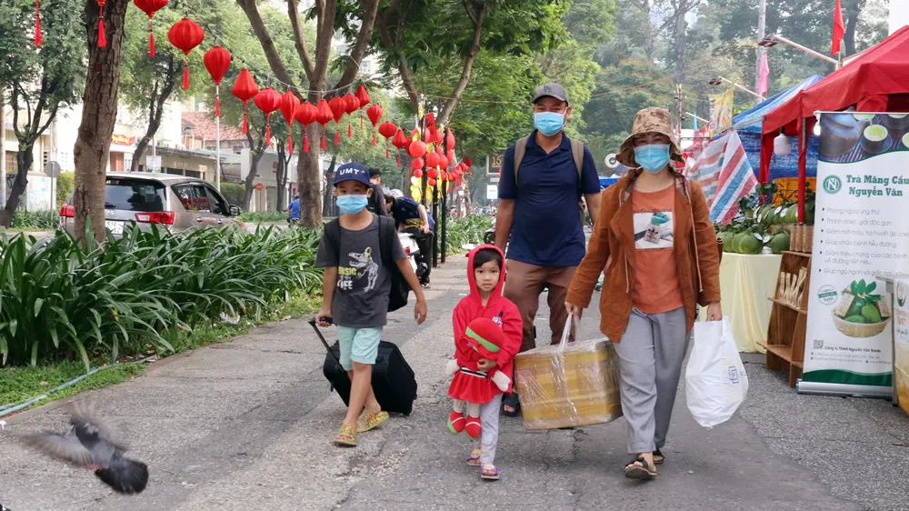 Gia đình chị Nguyễn Thị Lũy vui mừng lên xe về quê đón tết Gia đình chị Nguyễn Thị Lũy vui mừng lên xe về quê đón tết