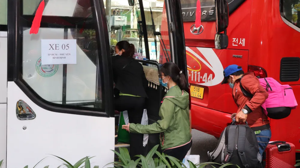 Công nhân lên xe về quê đón tết