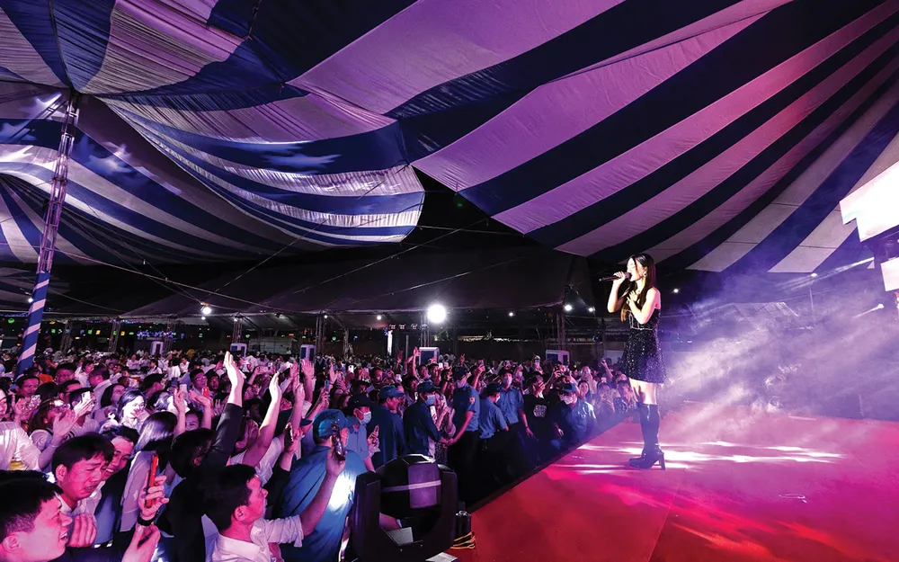 Sự xuất hiện của ca sĩ Hà Nhi đã khiến cho cảm xúc của buổi tiệc như “bùng nổ”