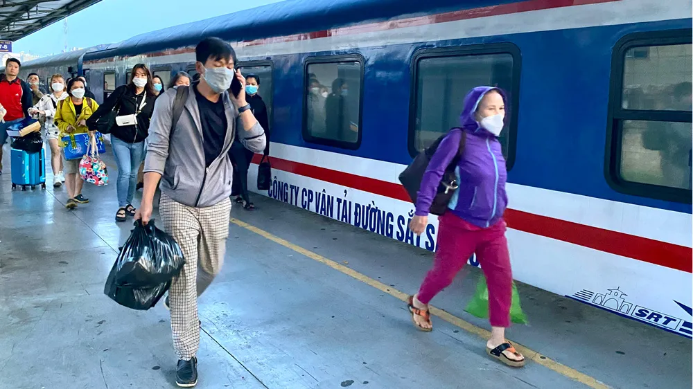 Hành khách đi tàu xuống ga Sài Gòn sau kỳ nghỉ Tết Quý Mão sáng 29-1. Ảnh: KHẢ HÒA