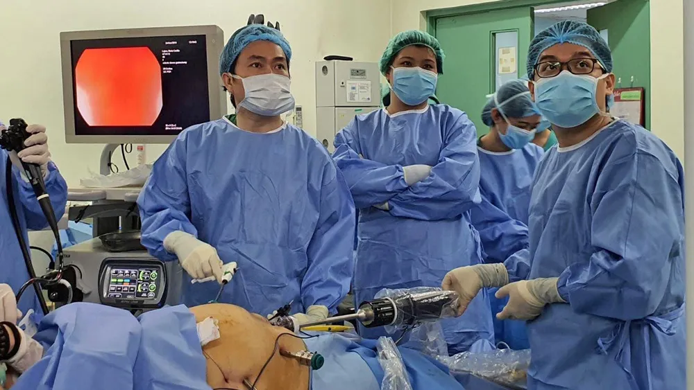 Các bác sĩ BV Bình Dân hỗ trợ bác sĩ BV Đa khoa Philippines (Philippines General Hospital) thực hiện phẫu thuật bằng robot