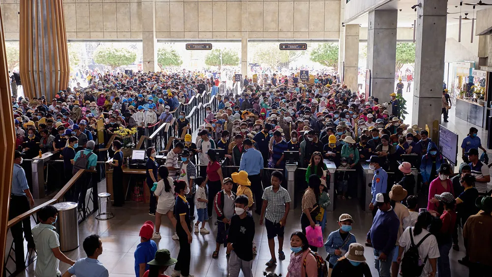 Du khách xếp hàng mua vé cáp treo lên núi Bà Đen, Tây Ninh