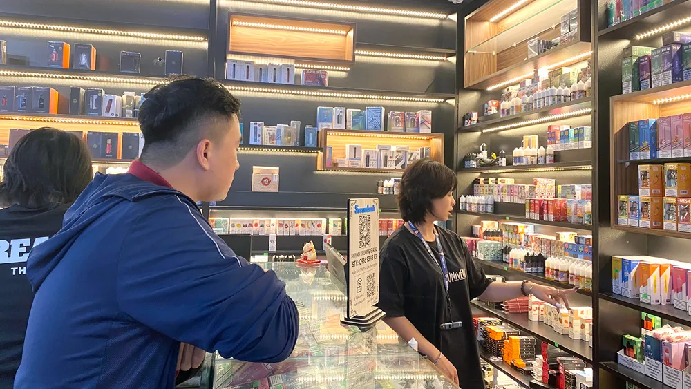 Các bạn trẻ tìm đến cửa hàng Vape (quận Gò Vấp, TPHCM) để nhờ tư vấn, mua thuốc lá điện tử