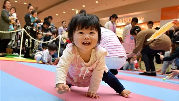 Em bé tham gia "cuộc thi bò" tại Yokohama, tỉnh Kanagawa, Nhật Bản. Ảnh: TTXVN