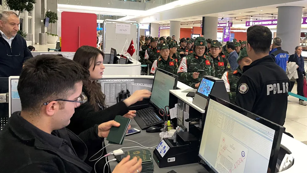 Đoàn công tác cứu hộ, cứu nạn của Quân đội nhân dân Việt Nam làm thủ tục tại sân bay Istanbul (Thổ Nhĩ Kỳ). Ảnh: BQP