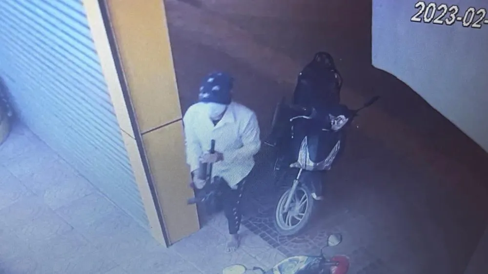 Nguyễn Văn Hào mang theo khẩu súng dài bước vào cửa hàng điện thoại. Ảnh: Cơ quan chức năng cung cấp Nguyễn Văn Hào mang theo khẩu súng dài bước vào cửa hàng điện thoại. Ảnh: Cơ quan chức năng cung cấp