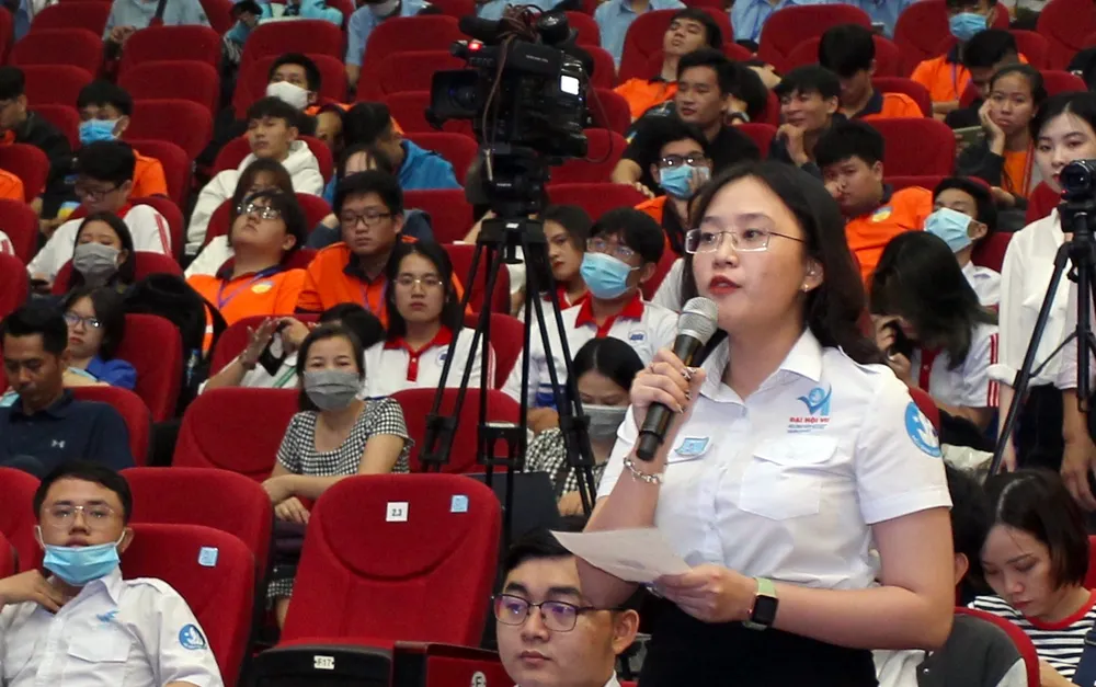 Sinh biên hỏi về AI trong một sự kiện chuyên về AI do thành phố tổ chức