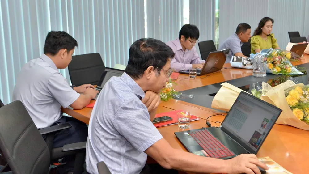 Các khách mời trả lời câu hỏi của bạn đọc. Ảnh: CAO THĂNG