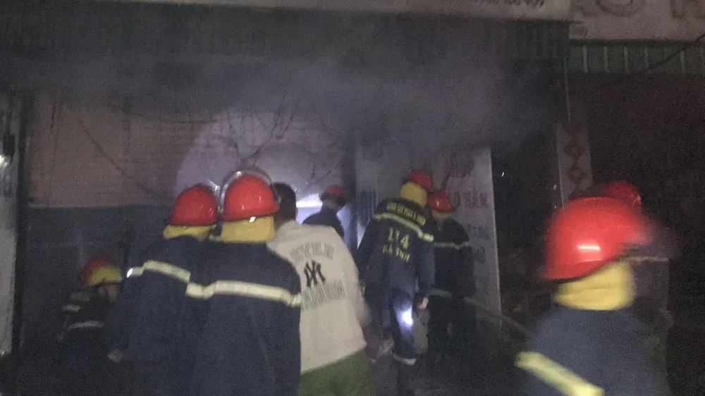 Lực lượng chức năng kịp thời khống chế đám cháy, không để cháy lan