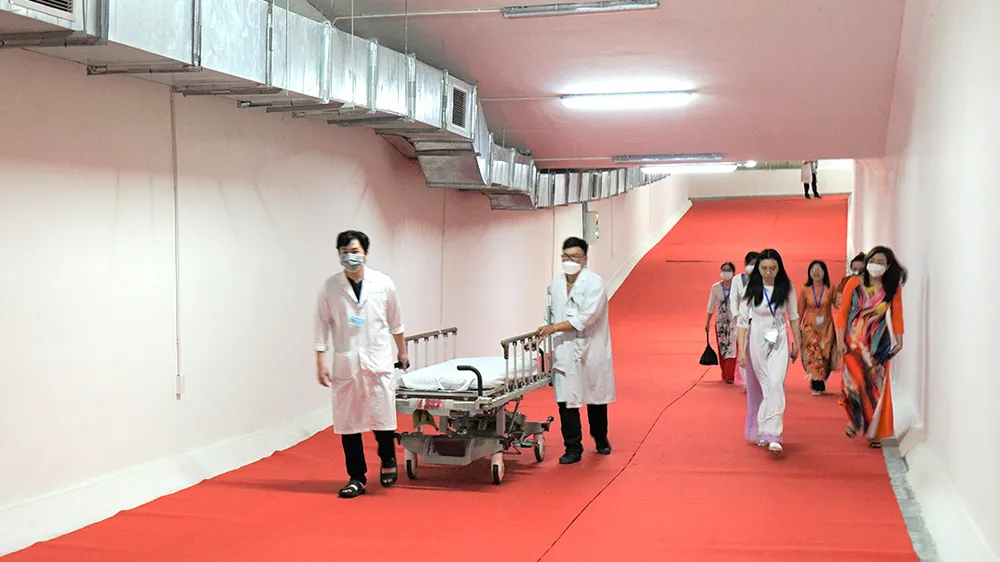 Bệnh viện Nhân dân 115 vừa đưa vào sử dụng Khu Chẩn đoán và điều trị kỹ thuật cao, trang bị công nghệ hiện đại. Đường hầm sâu 6m, dài 64,7m, rộng 5m cho phép 4 băng ca hoặc 2 xe điện chở bệnh nhân di chuyển cùng lúc