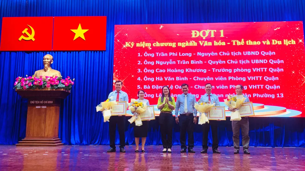 Trao thưởng cho các cá nhân có thành tích xuất sắc