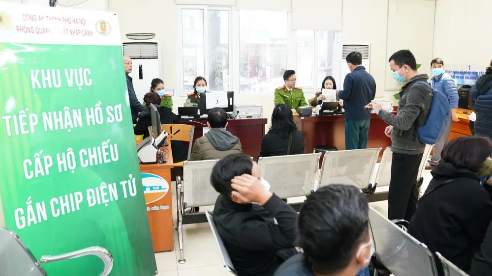 Khu vực làm thủ tục cấp hộ chiếu gắn chip. Ảnh: ĐỖ TRUNG