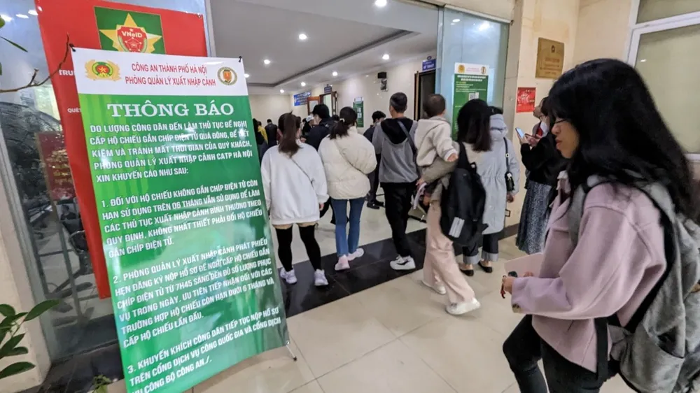 Các thông báo, hướng dẫn quy trình cấp hộ chiếu trước trụ sở Phòng Quản lý xuất nhập cảnh (Công an TP Hà Nội)