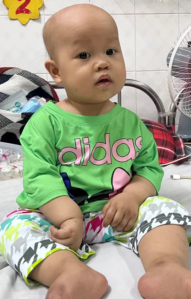 Xót xa bé gái 3 tuổi bị ung thư