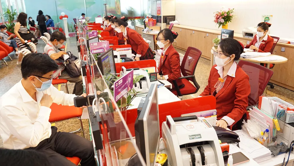 Giao dịch tại một ngân hàng ở TPHCM. Ảnh: HOÀNG HÙNG