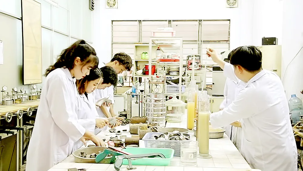 Sinh viên ngành Kỹ thuật địa chất (Trường ĐH Khoa học Tự nhiên - ĐH Quốc gia TPHCM) trong giờ học thực hành