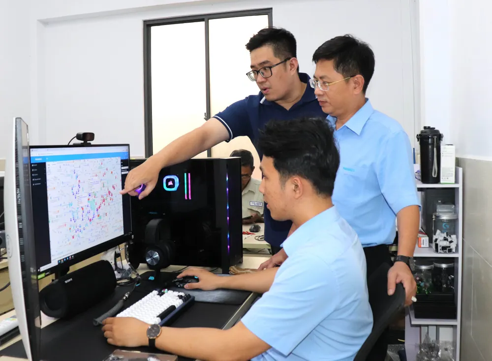 Lãnh đạo và nhân viên Cấp nước Phú Hòa Tân giám sát tình hình cung cấp nước từ xa qua hệ thống