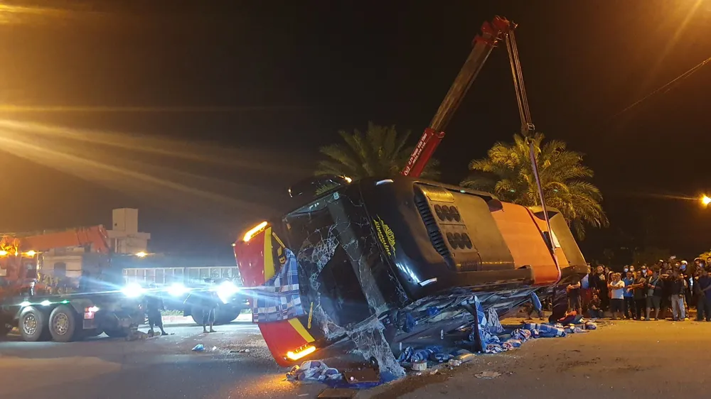 Xe khách lật chắn ngang đường, nhiều kính xe bị vỡ